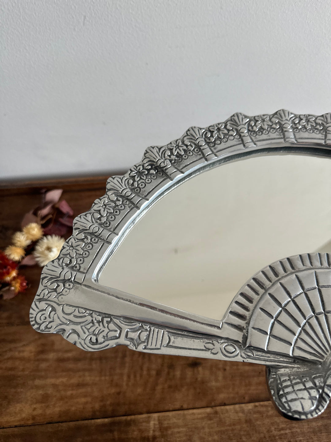 Miroir en forme d'éventail en étain années 80