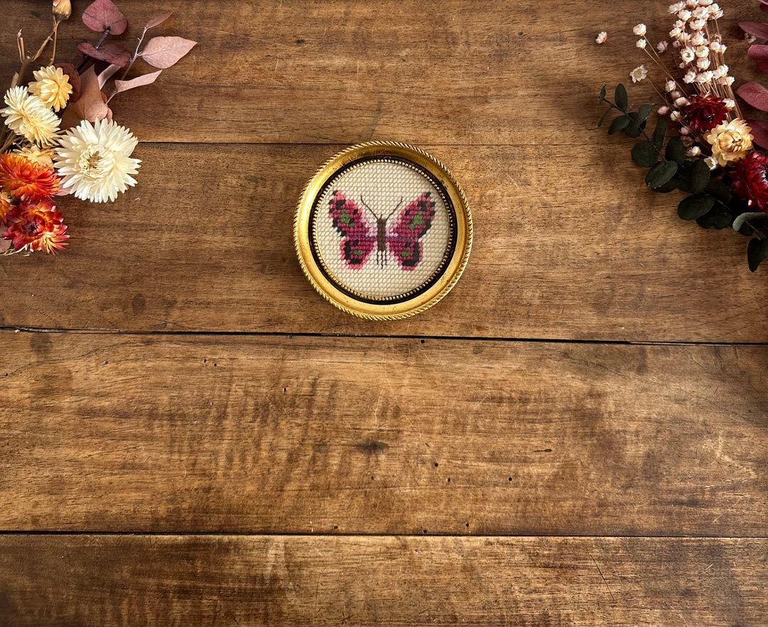 Broderie point de croix motif papillon cadre rond en bois