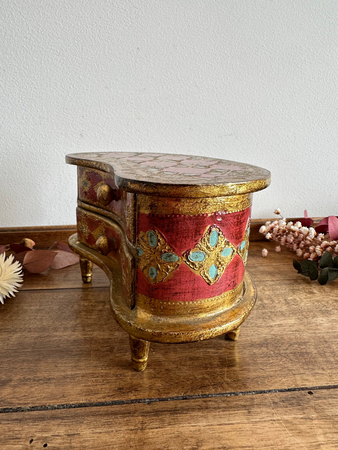 Coffre en demi lune style florentin rouge et or
