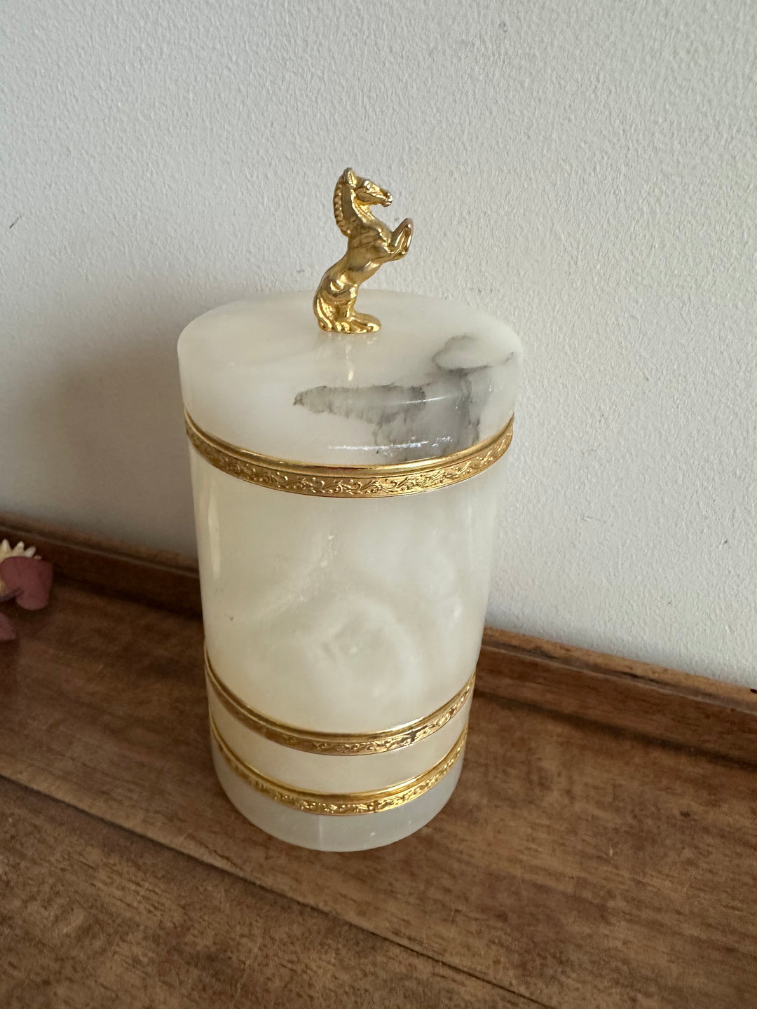 Pot en albâtre et bronze avec deux coupelles assorties