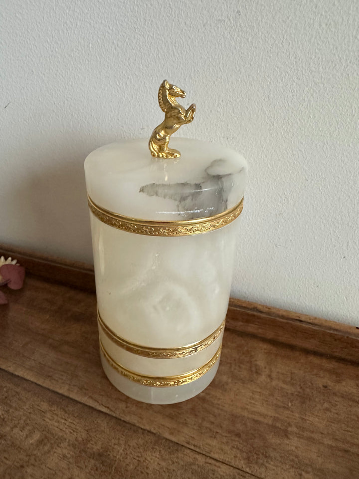 Pot en albâtre et bronze avec deux coupelles assorties