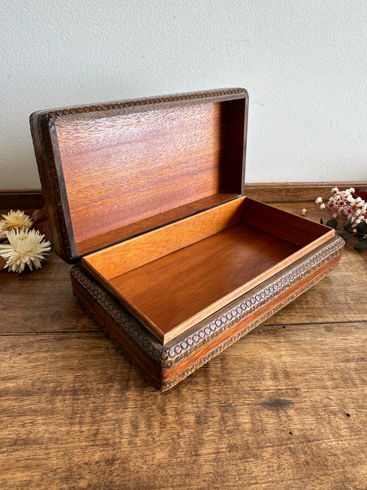 Boite rectangulaire en bois sculpté