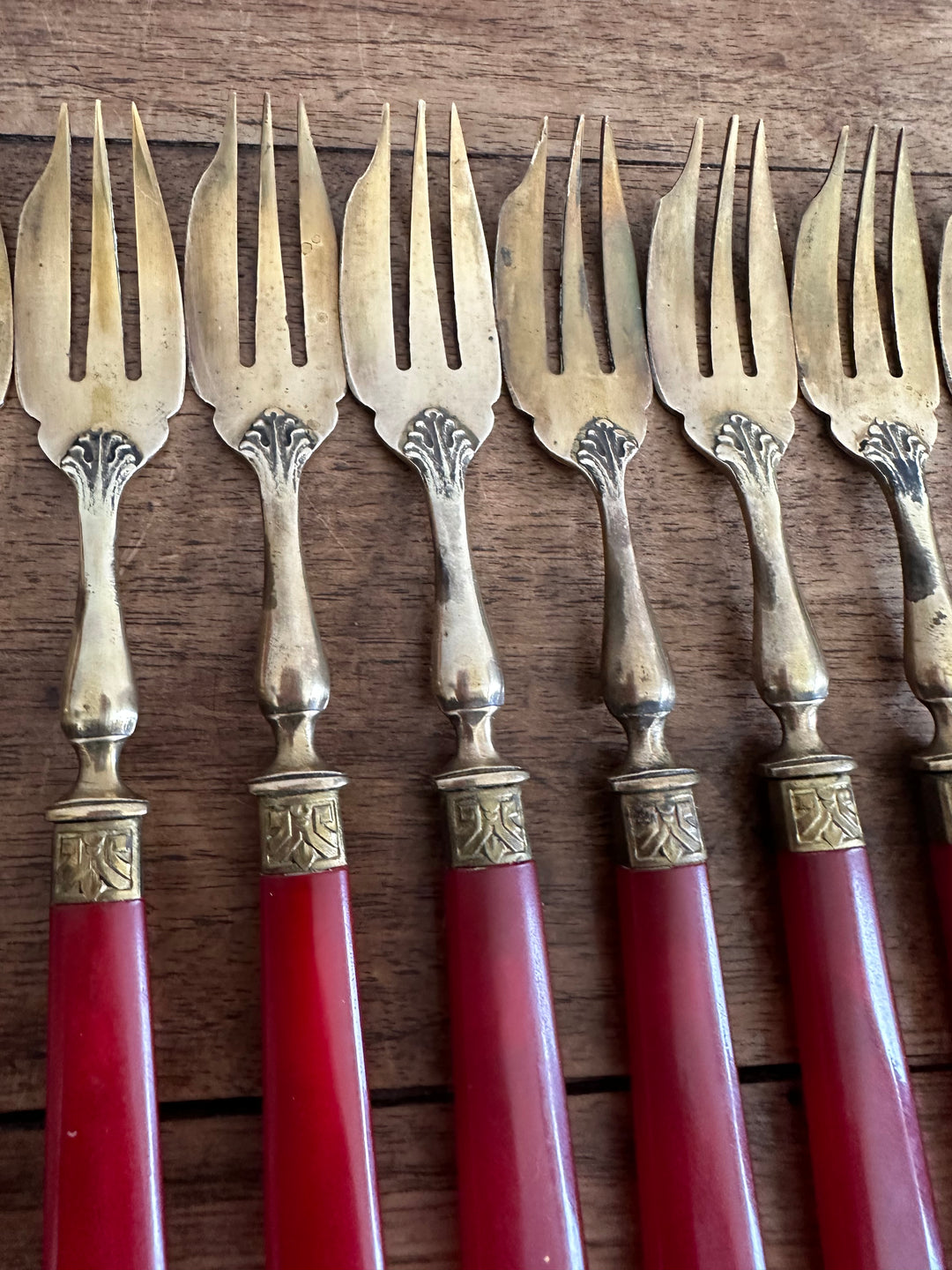 Fourchettes à dessert en bakélite rouge et vermeil