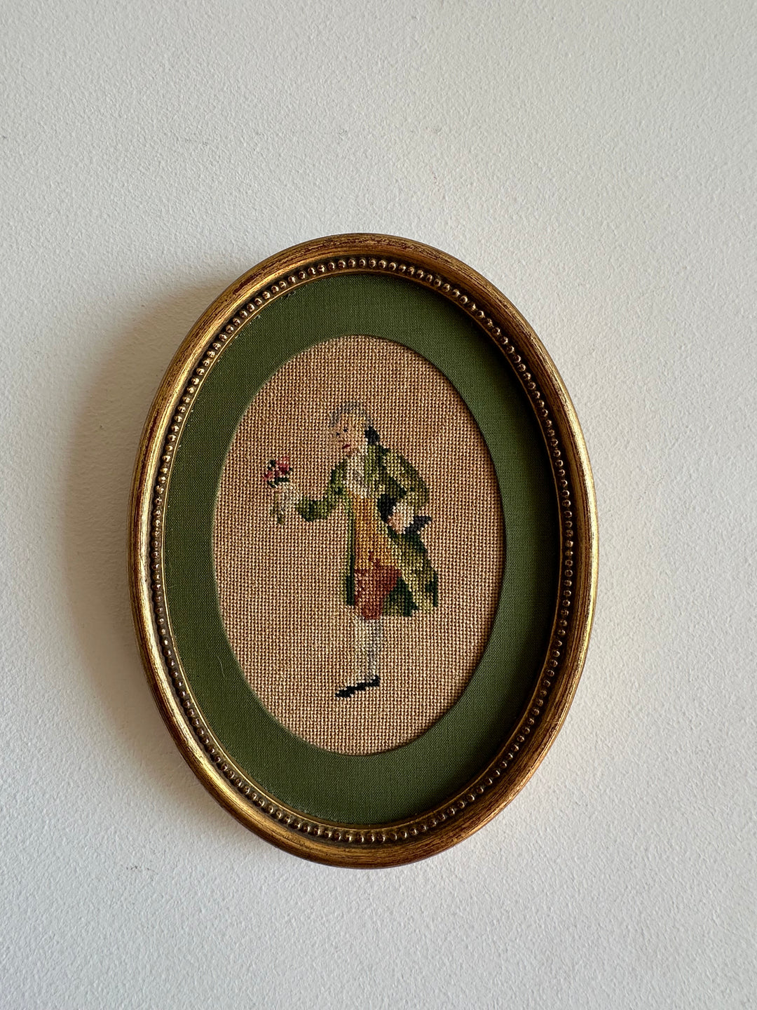 Broderies XIXème encadrées pourtour tissu vert