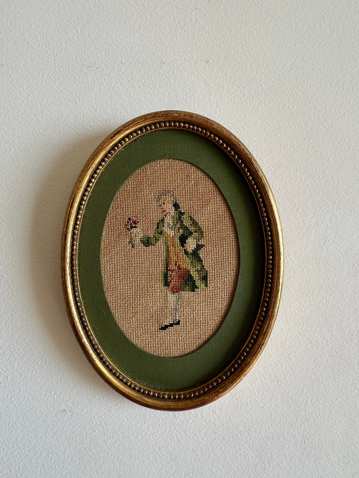 Broderies XIXème encadrées pourtour tissu vert