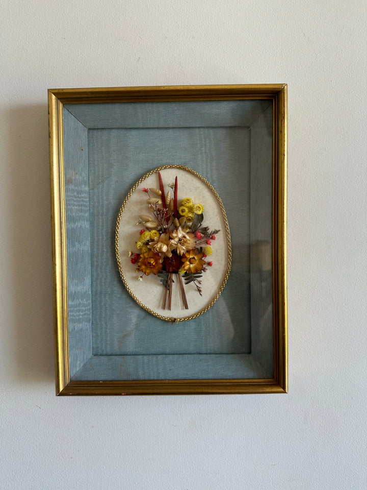 Fleurs séchées fond bleu cadre en bois rectangulaire