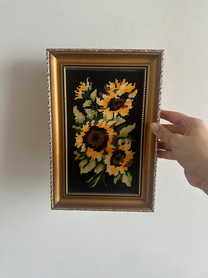 Broderie au point de croix motifs tournesols
