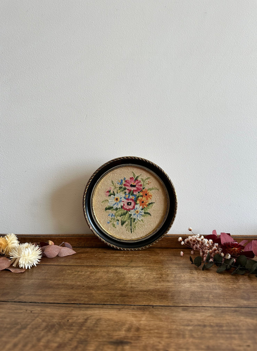 Broderie ronde cerclée de gris bleuté bouquet de fleurs printanier