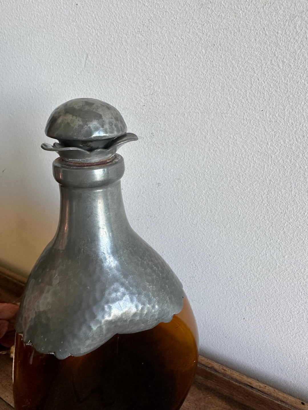 Bouteille en verre ambré décorée d'étain