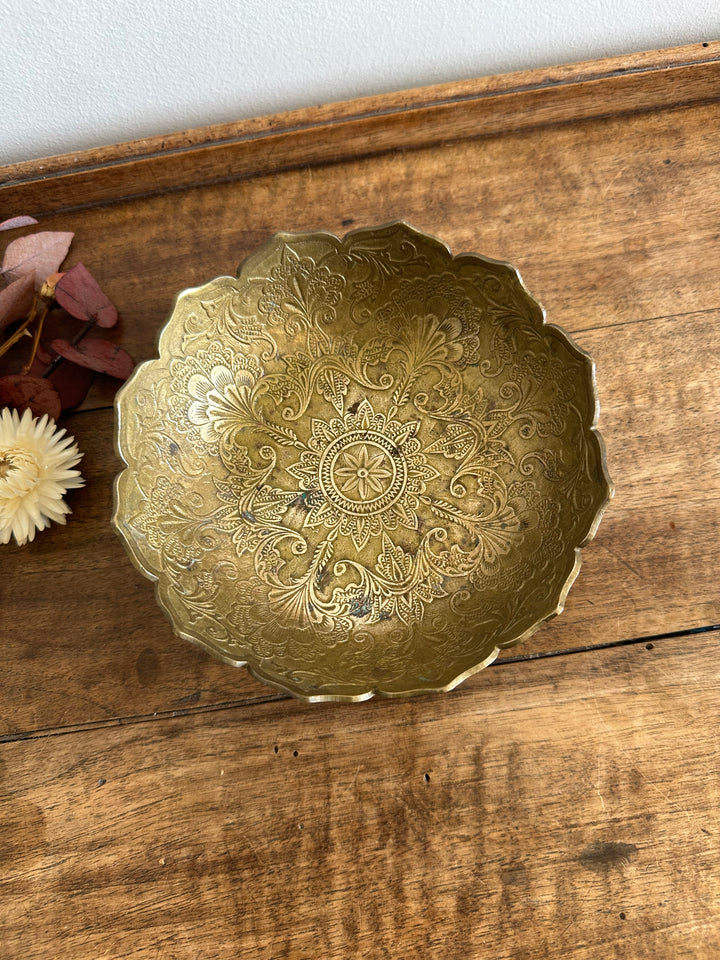 Vide poche en laiton orné de décorations florales