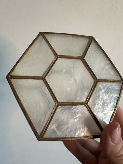 Bonbonnière hexagonale en nacre cerclée de laiton