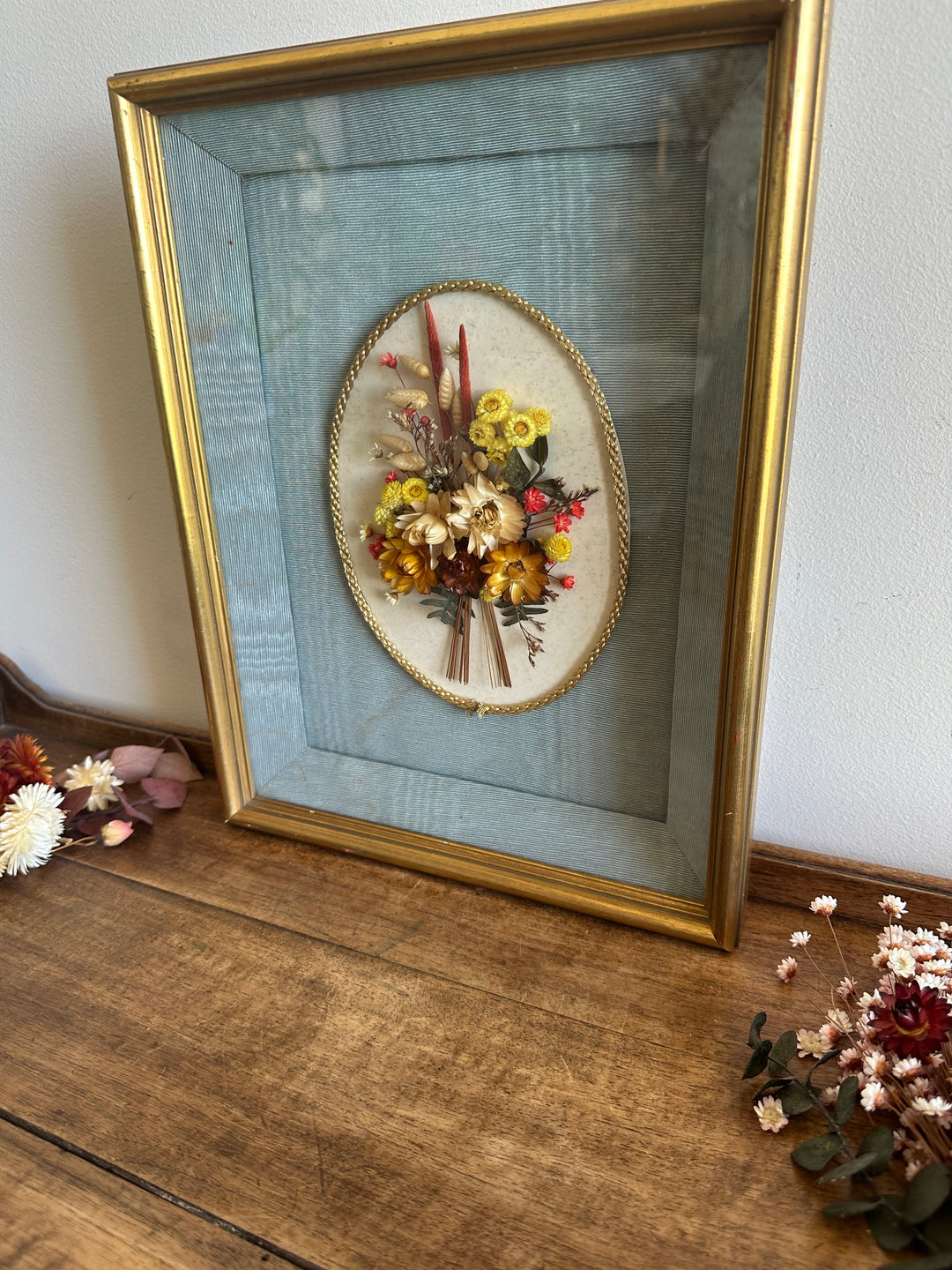 Fleurs séchées fond bleu cadre en bois rectangulaire