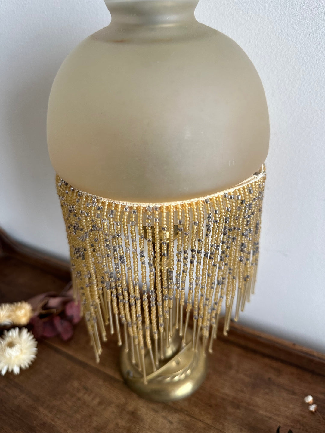 Lampe de chevet style Charleston globe orangé à perles années 70