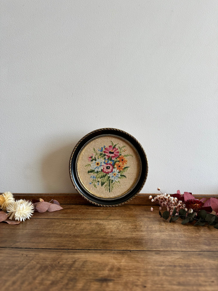 Broderie ronde cerclée de gris bleuté bouquet de fleurs printanier