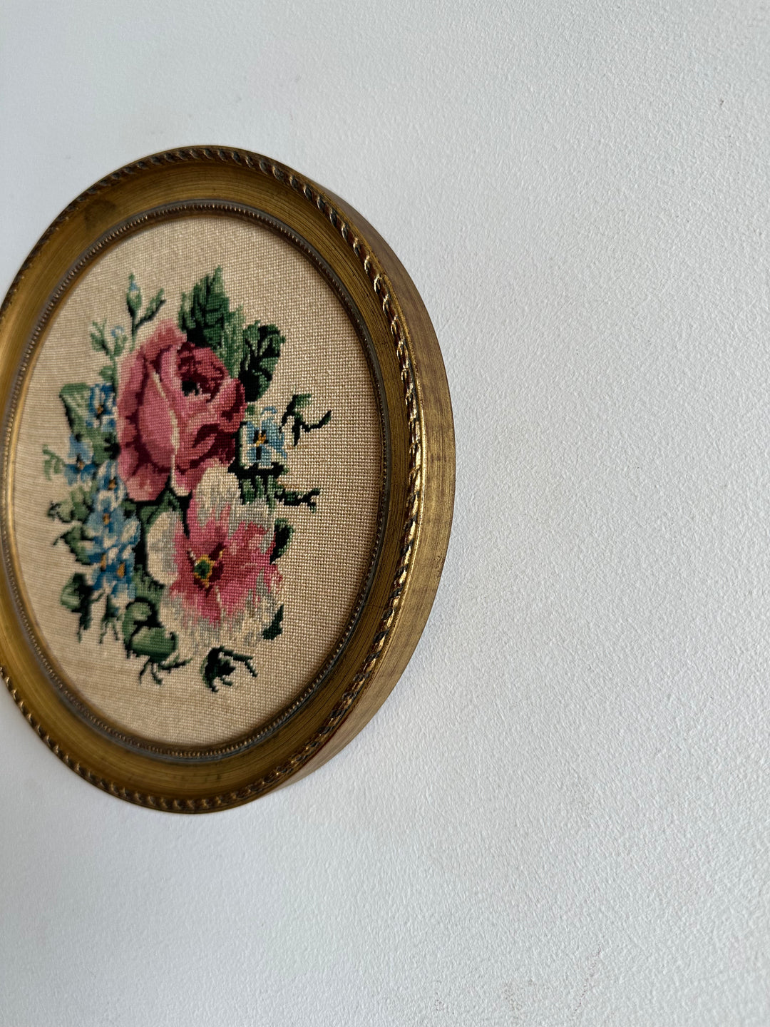 Broderies anciennes encadrées rondes