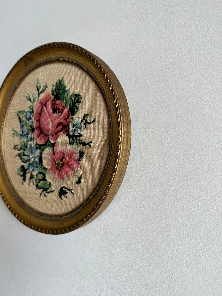 Broderies anciennes encadrées rondes