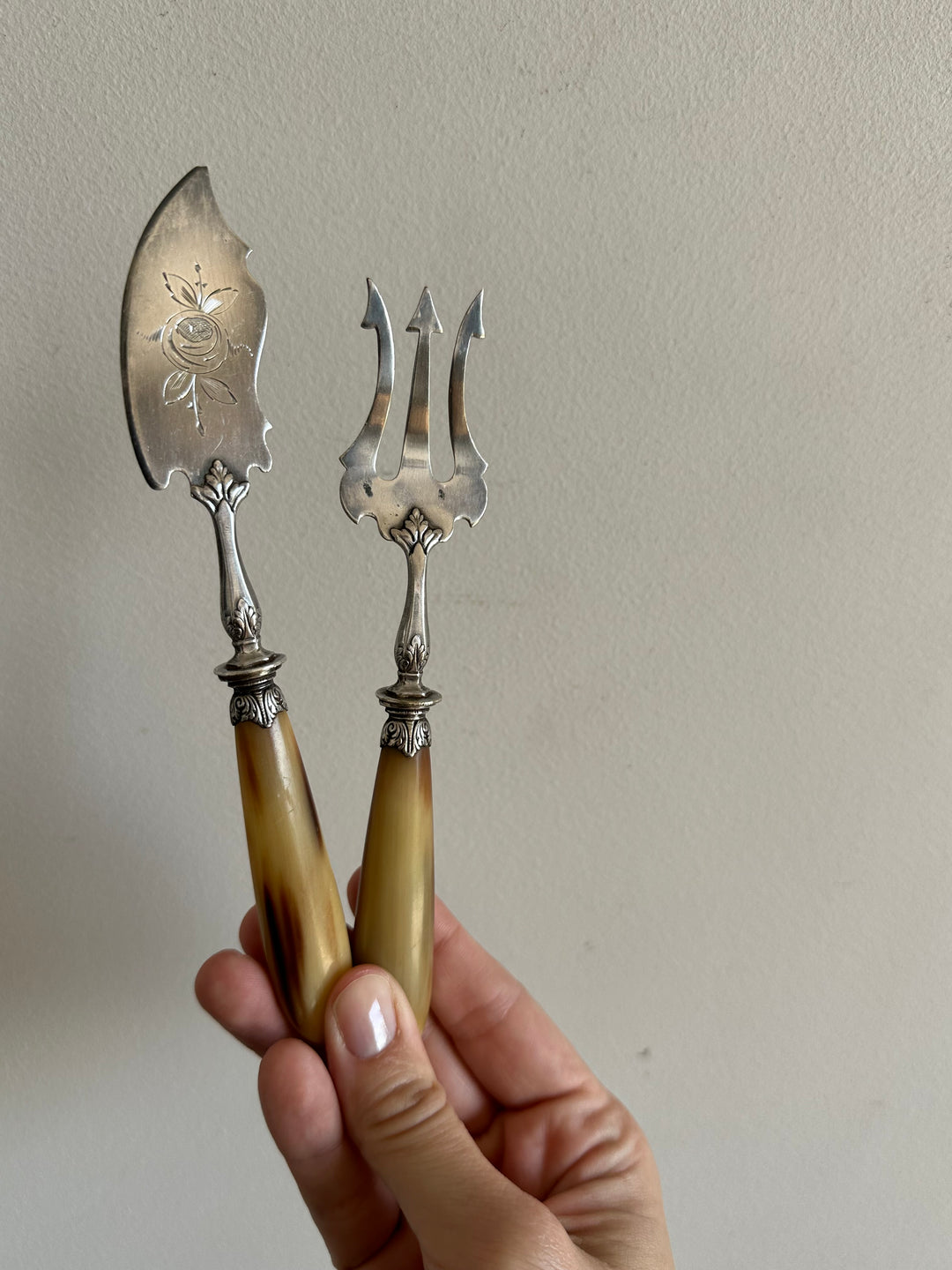 Couverts de service en métal argenté manches en bakélite