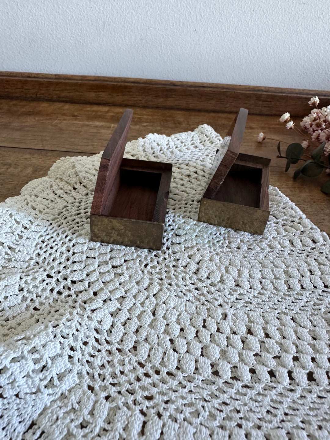 Boîtes en bois décorées de laiton taille mini