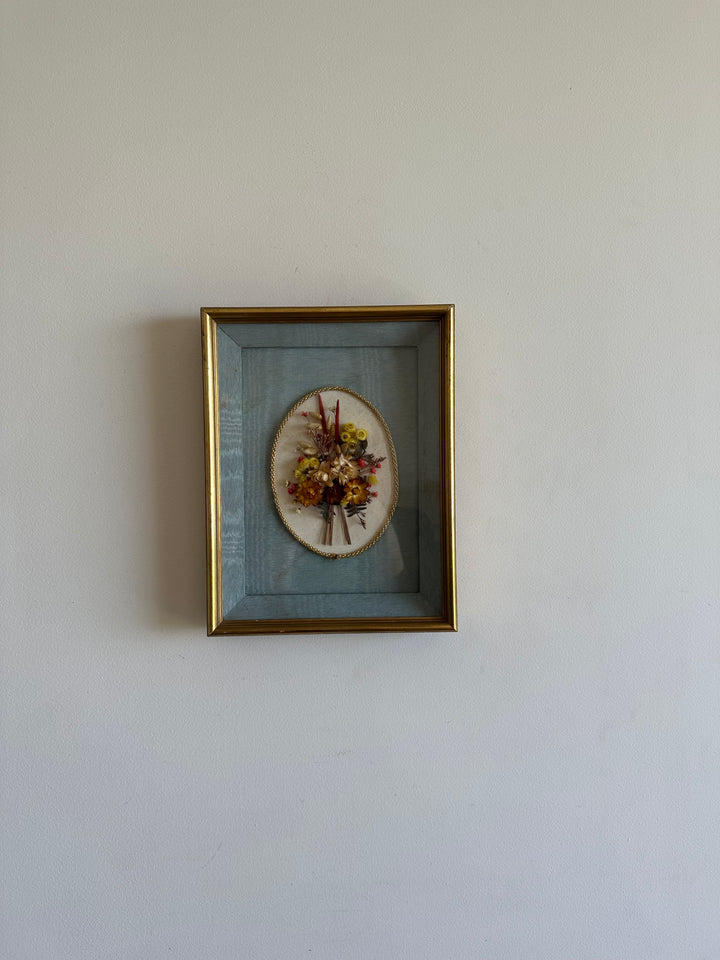 Fleurs séchées fond bleu cadre en bois rectangulaire