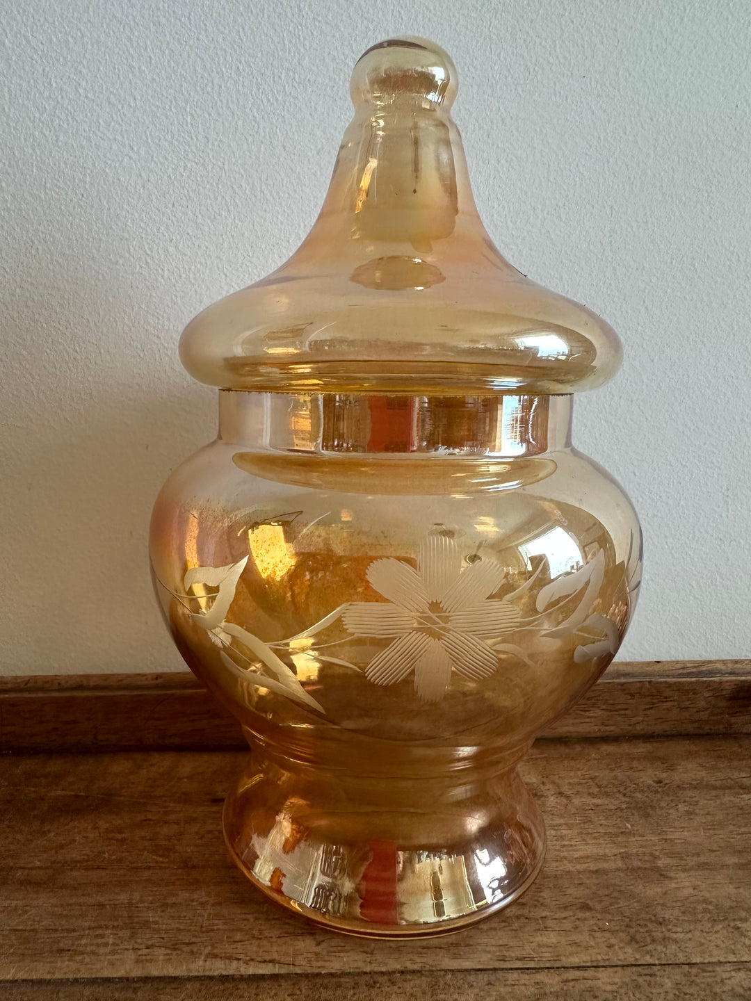 Bonbonnière en verre orangé irisé gravé
