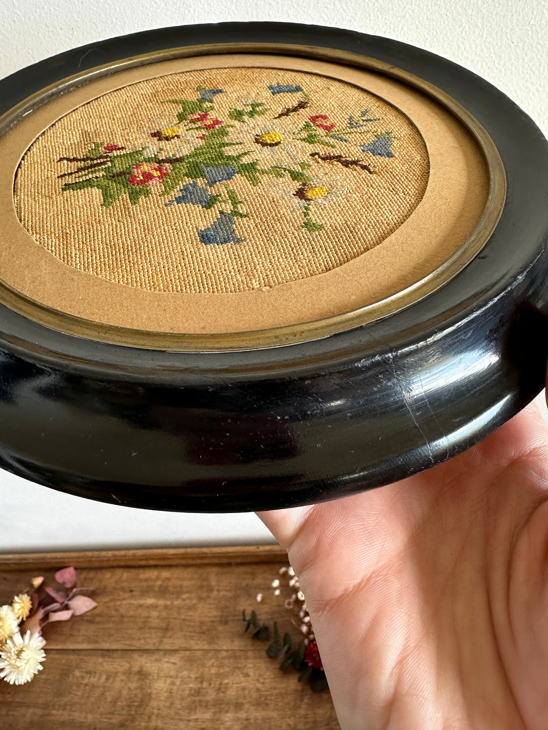 Broderie florale 19ème cadre en bois rond foncé