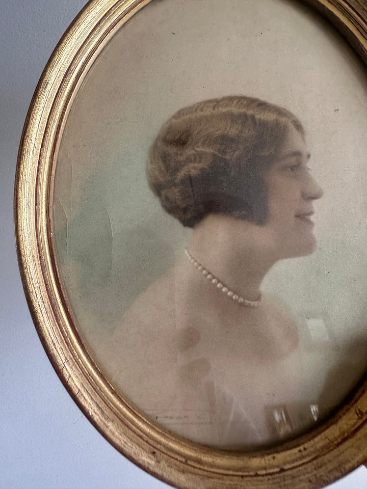 Portrait jeune femme de profile collier de perle 1920