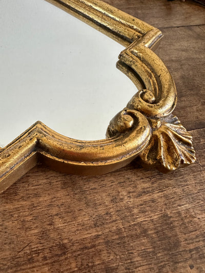 Miroir en bois doré fronton coquillage chantourné