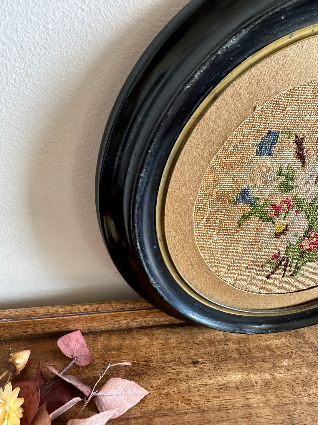 Broderie florale 19ème cadre en bois rond foncé