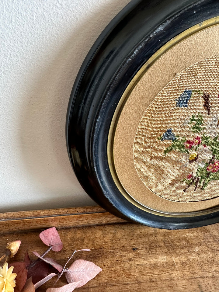 Broderie florale 19ème cadre en bois rond foncé