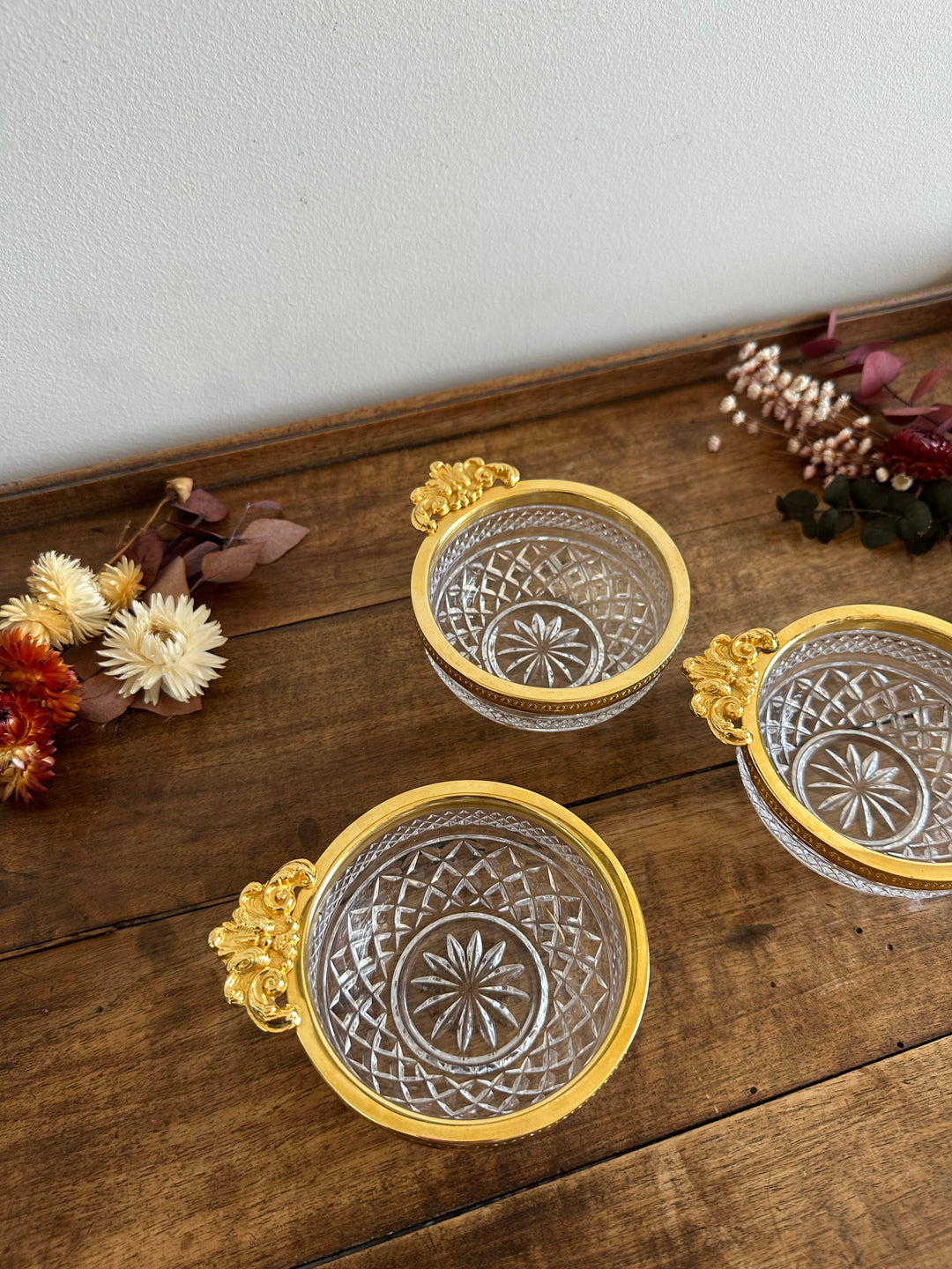 Coupelles en verre moulé cerclé de métal doré travaillé