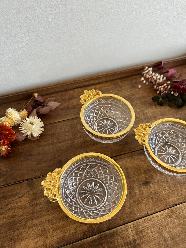 Coupelles en verre moulé cerclé de métal doré travaillé
