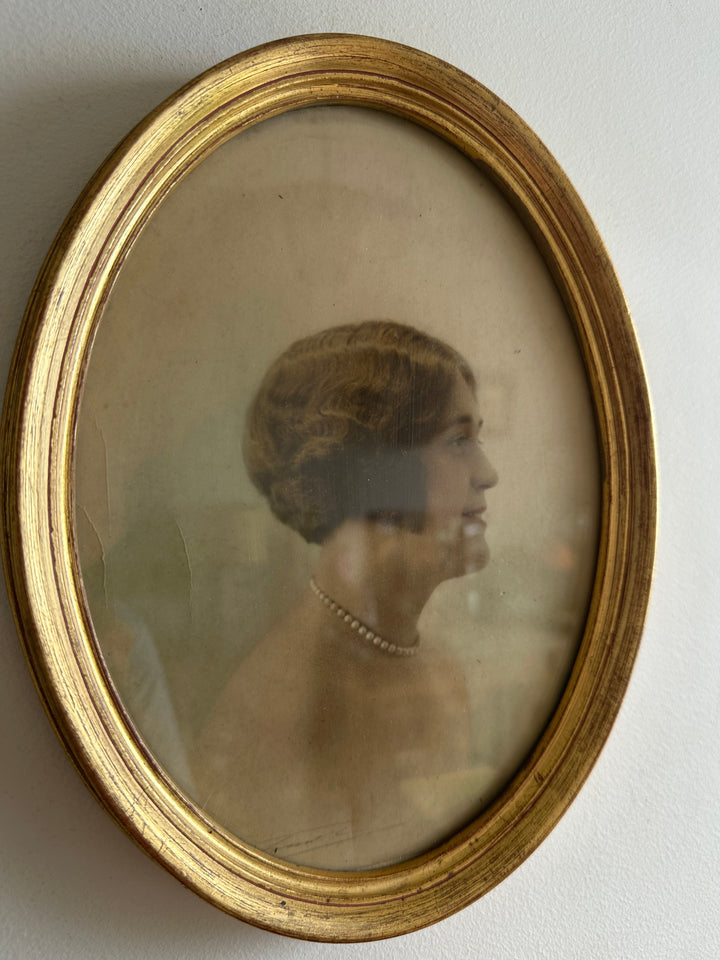 Portrait jeune femme de profile collier de perle 1920