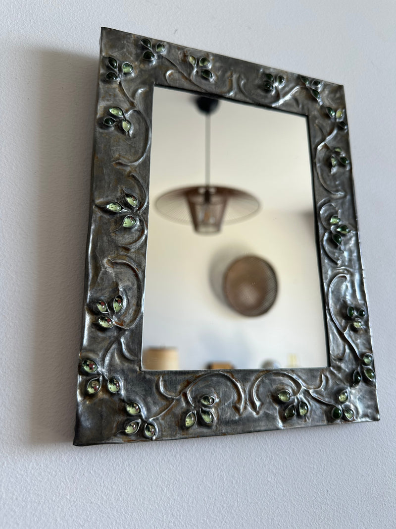 Miroir à accrocher en métal repoussé orné de pierres fantaisie
