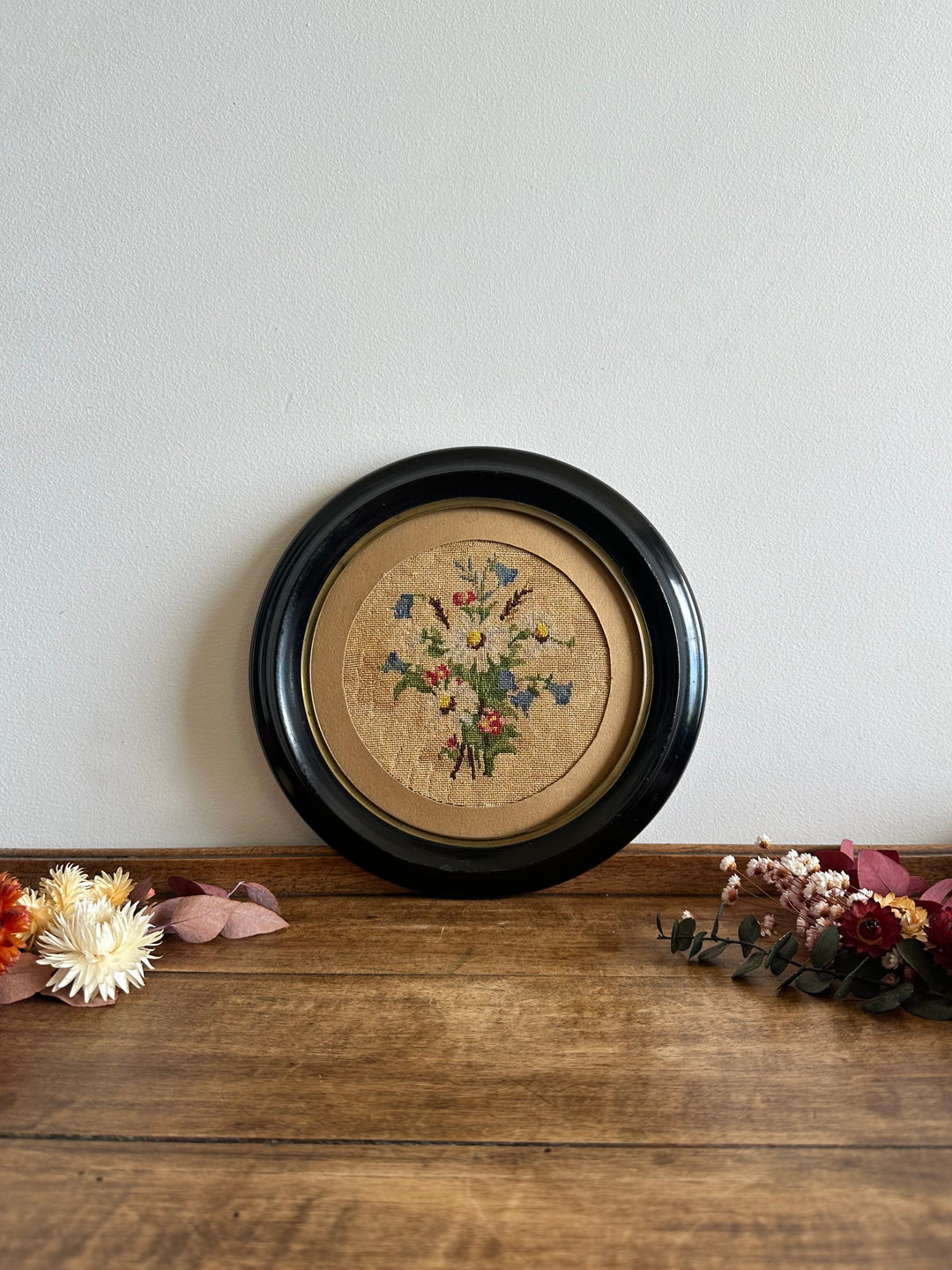Broderie florale 19ème cadre en bois rond foncé