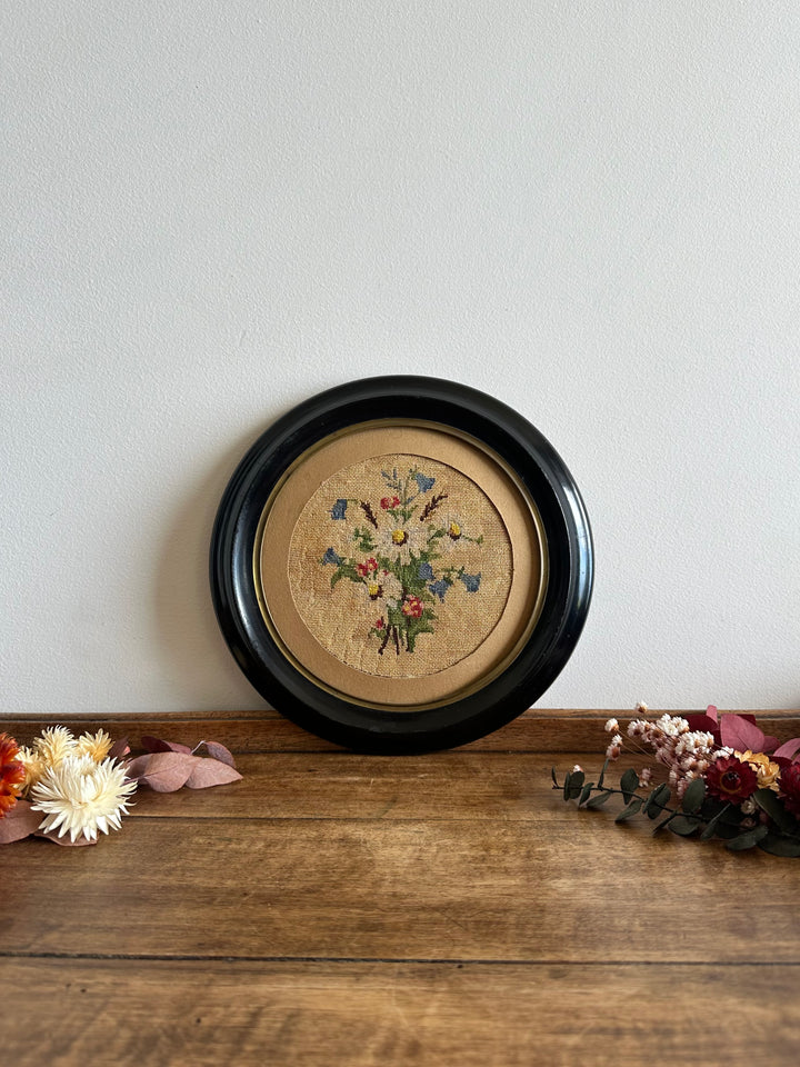 Broderie florale 19ème cadre en bois rond foncé