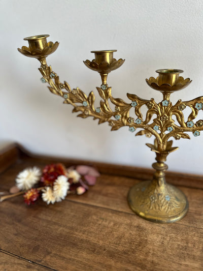 Chandelier d'autel en laiton doré orné de petite fleurs émaillées