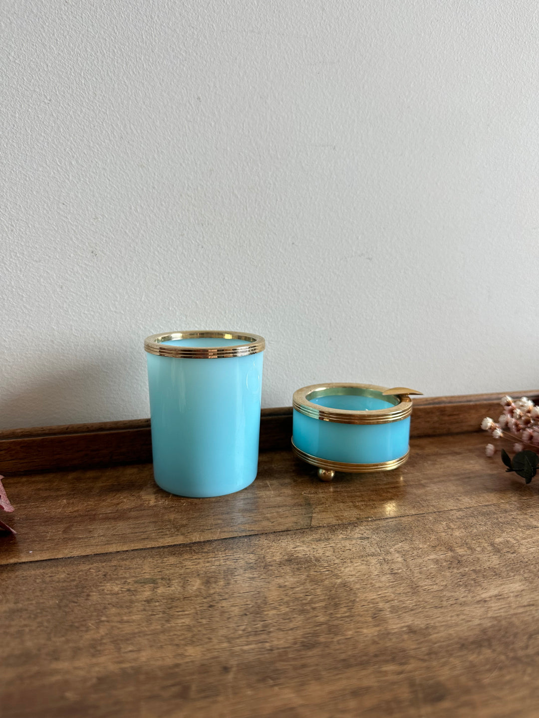Ensemble en opaline bleue cerclée de laiton doré