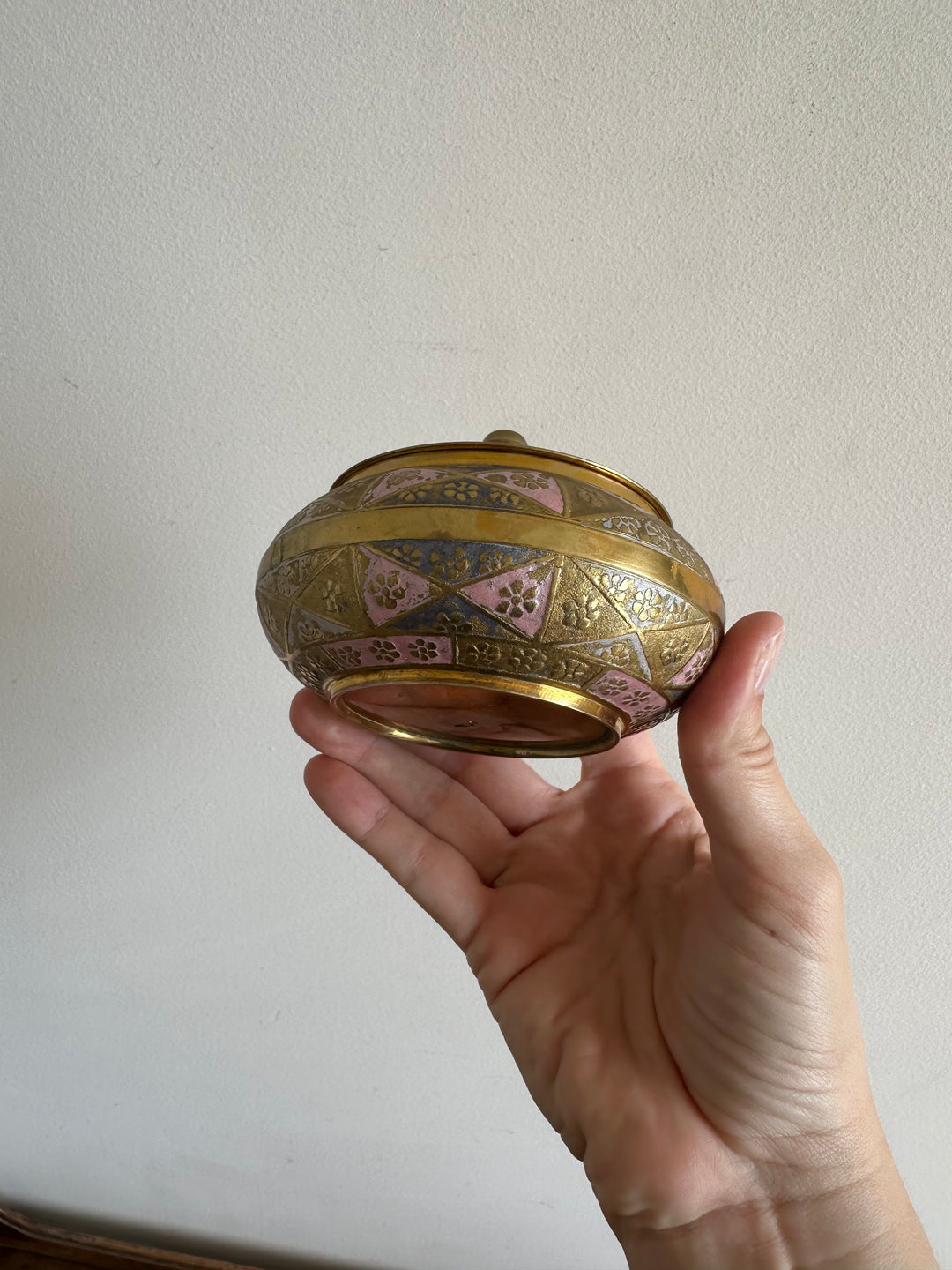 Bonbonnière en laiton émaillé or et rose