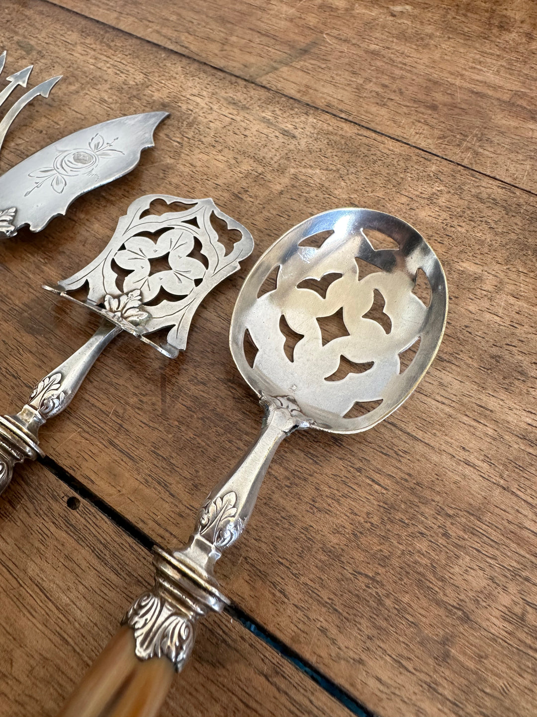 Couverts de service en métal argenté manches en bakélite