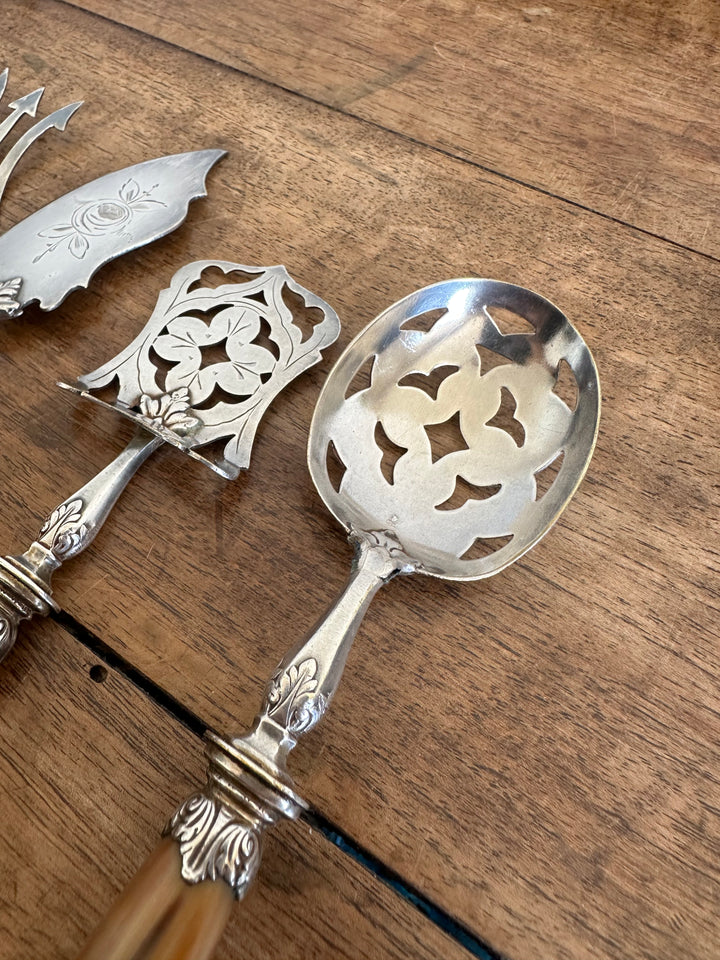 Couverts de service en métal argenté manches en bakélite