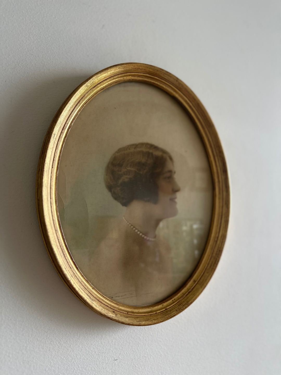 Portrait jeune femme de profile collier de perle 1920