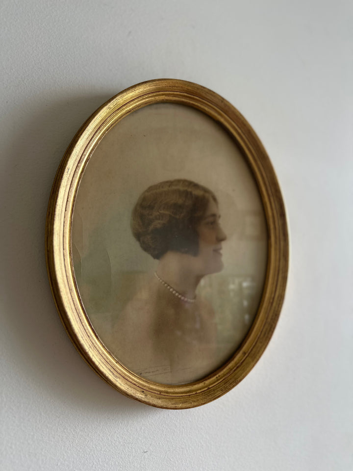 Portrait jeune femme de profile collier de perle 1920