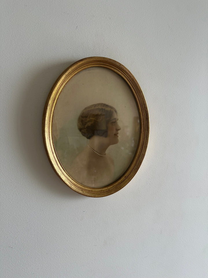 Portrait jeune femme de profile collier de perle 1920