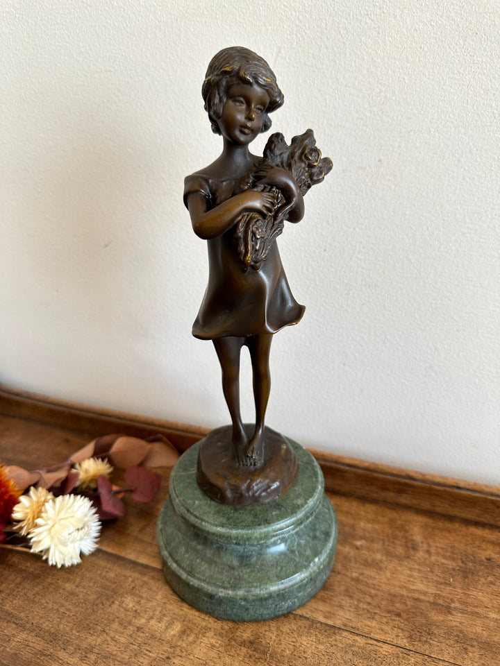 Statuette signée petite fille aux fleurs en bronze 1910