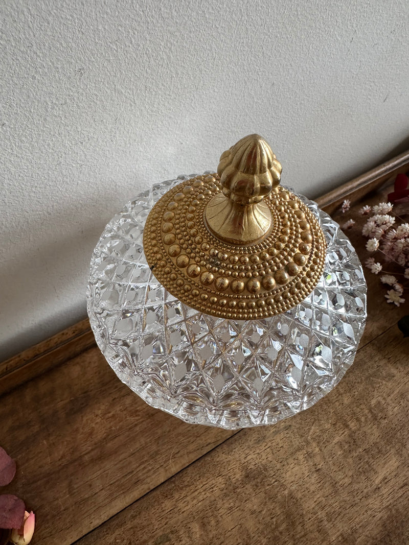 Bonbonnière en verre taillé sur pied cerclée de métal perlé doré