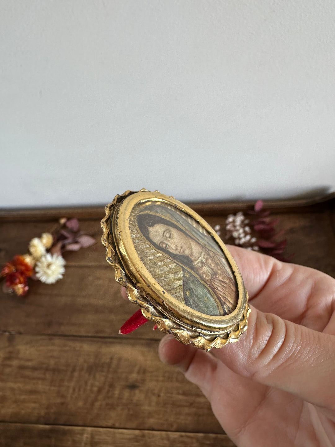 Médaillon à poser de la Vierge cerclé de métal doré