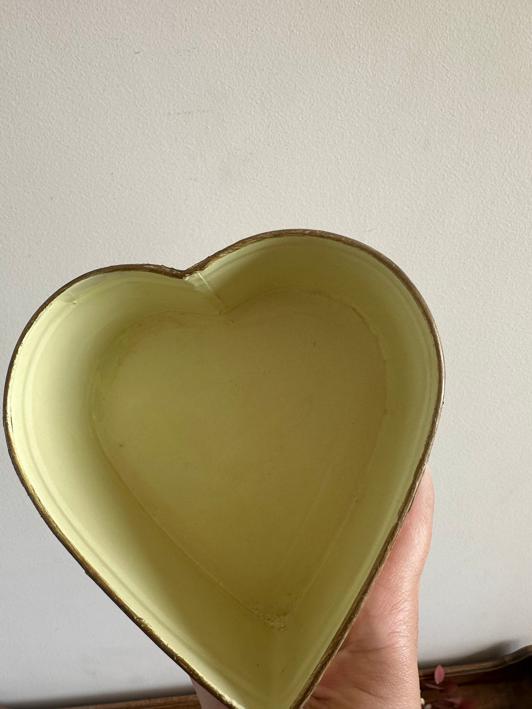 Boite en métal forme de coeur motifs fleurs anglaises