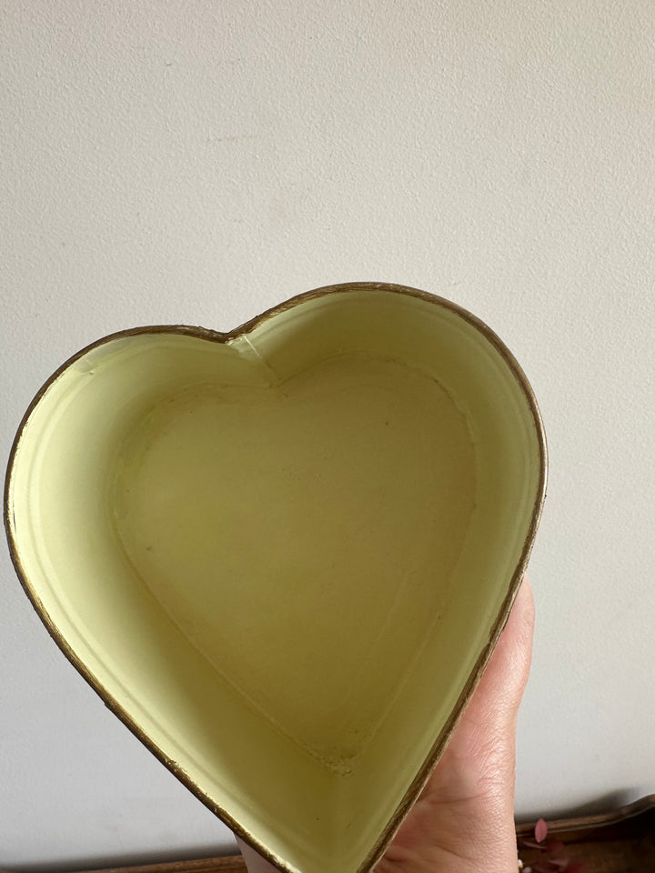 Boite en métal forme de coeur motifs fleurs anglaises