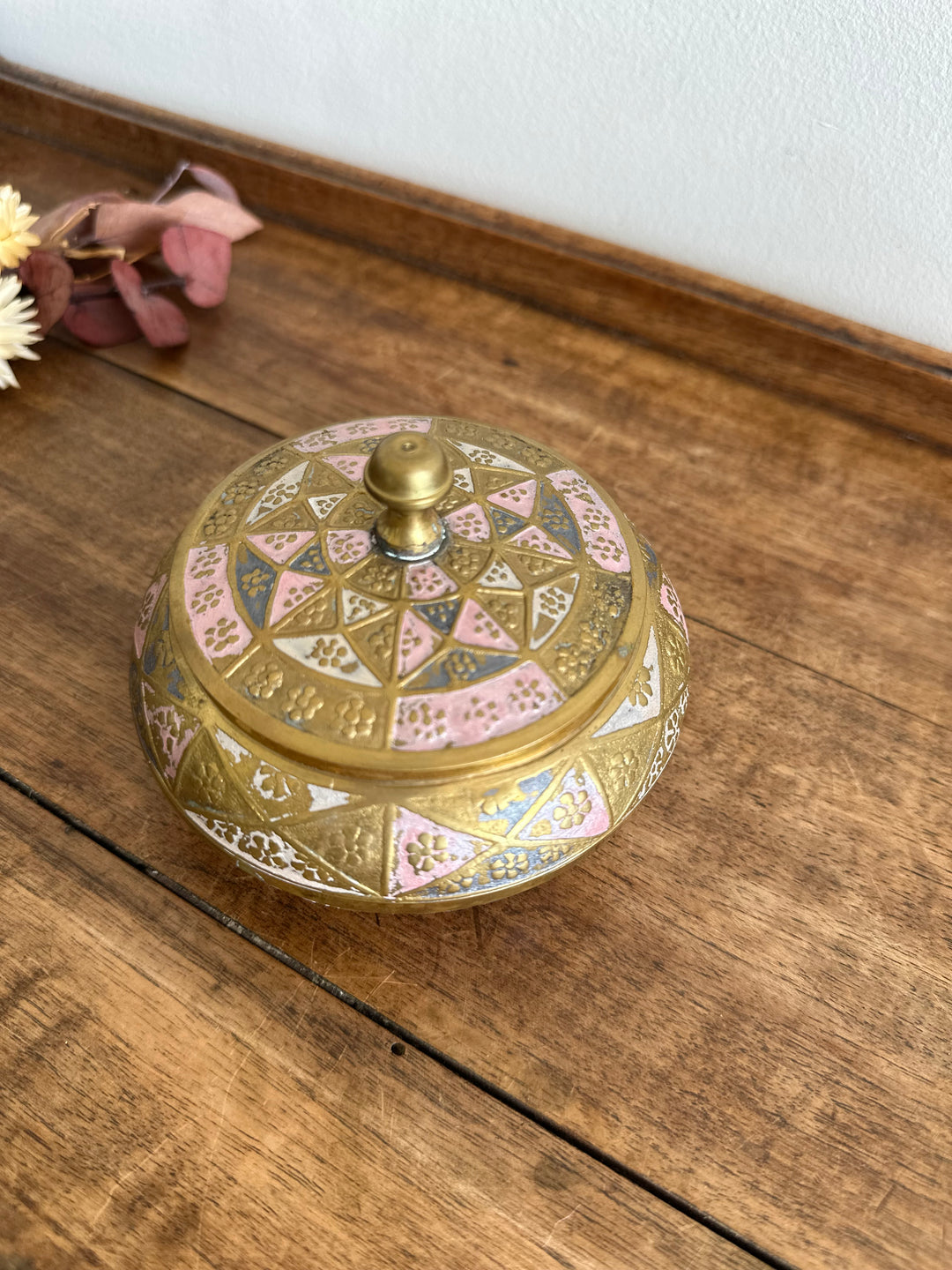 Bonbonnière en laiton émaillé or et rose
