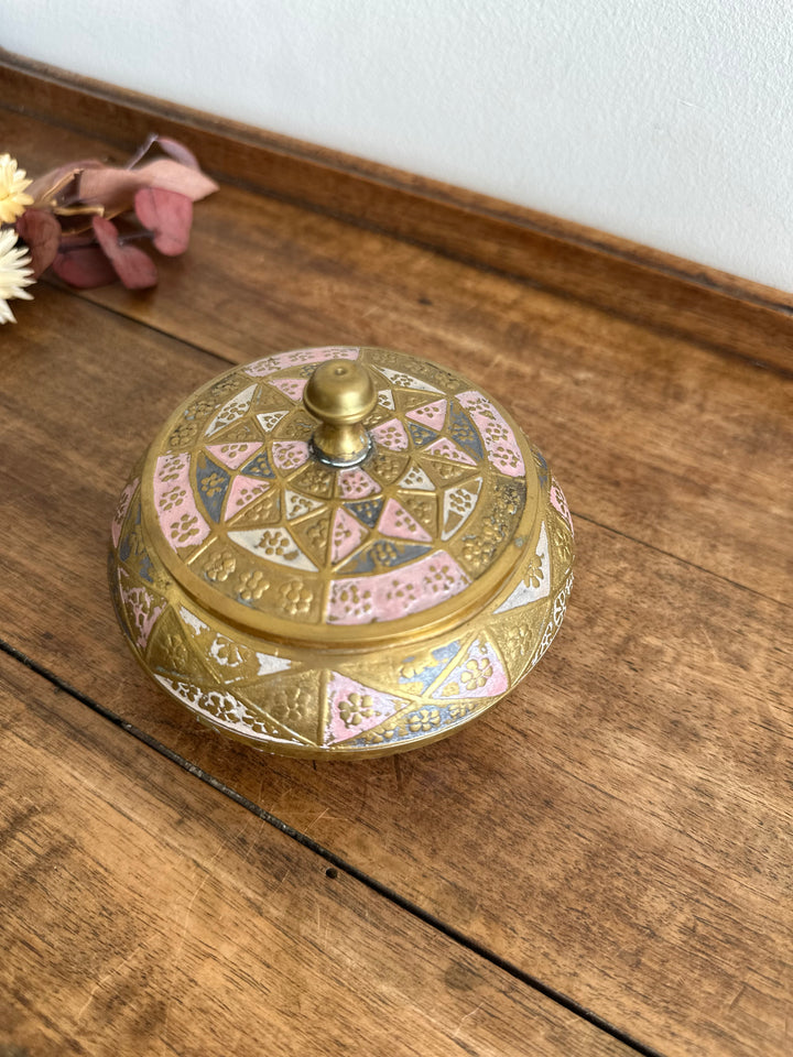 Bonbonnière en laiton émaillé or et rose